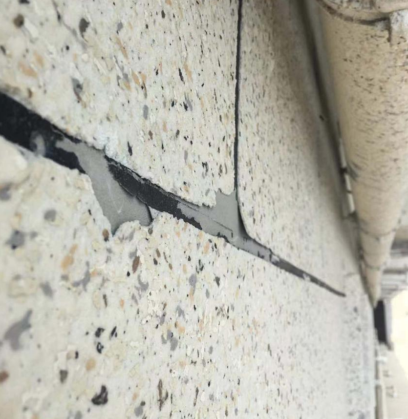 图十九,二十,二十一为外墙空鼓开裂照片