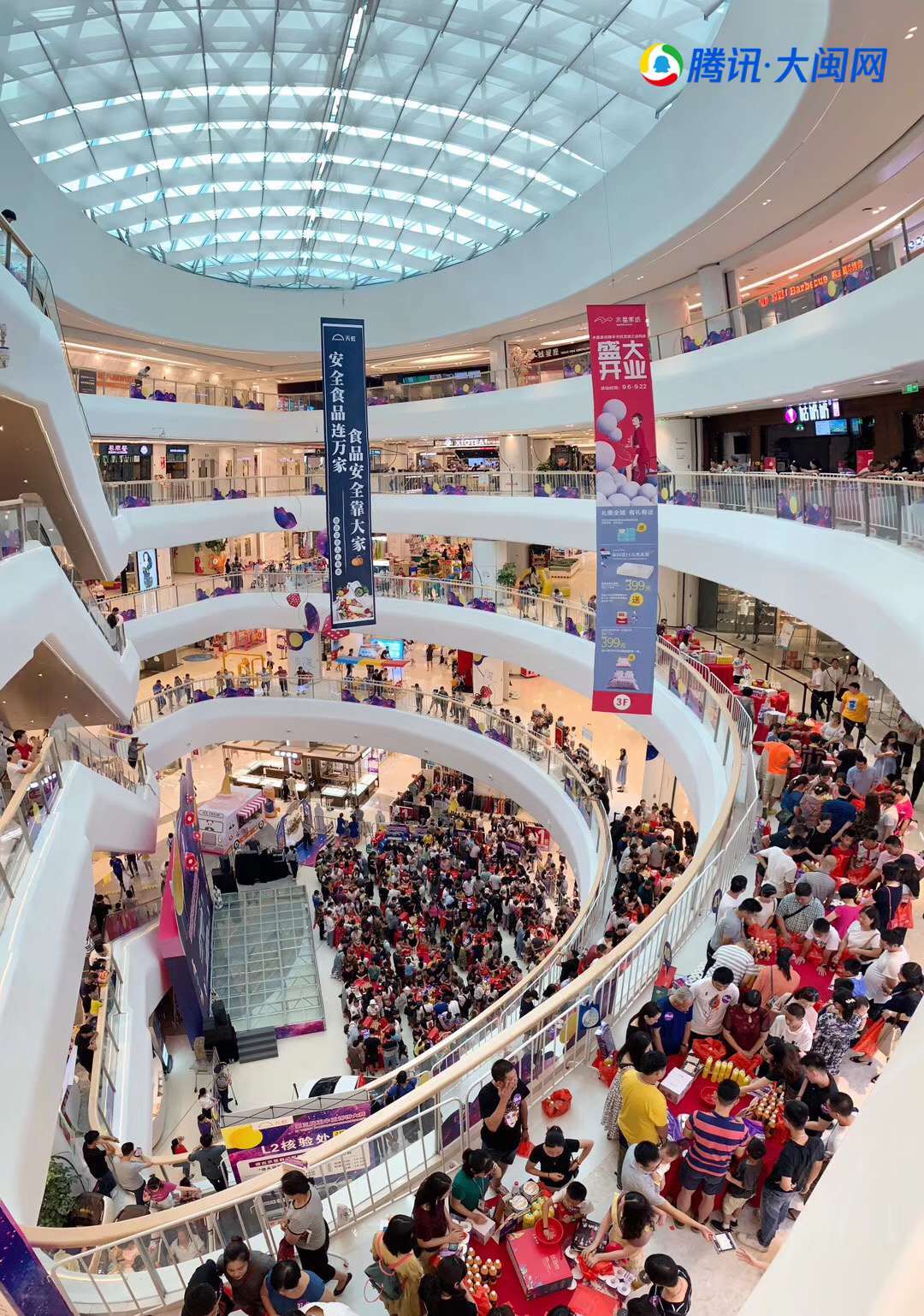 21日晚上天虹购物中心挤满了参赛者和他们的亲友团,周边在购物的吃瓜