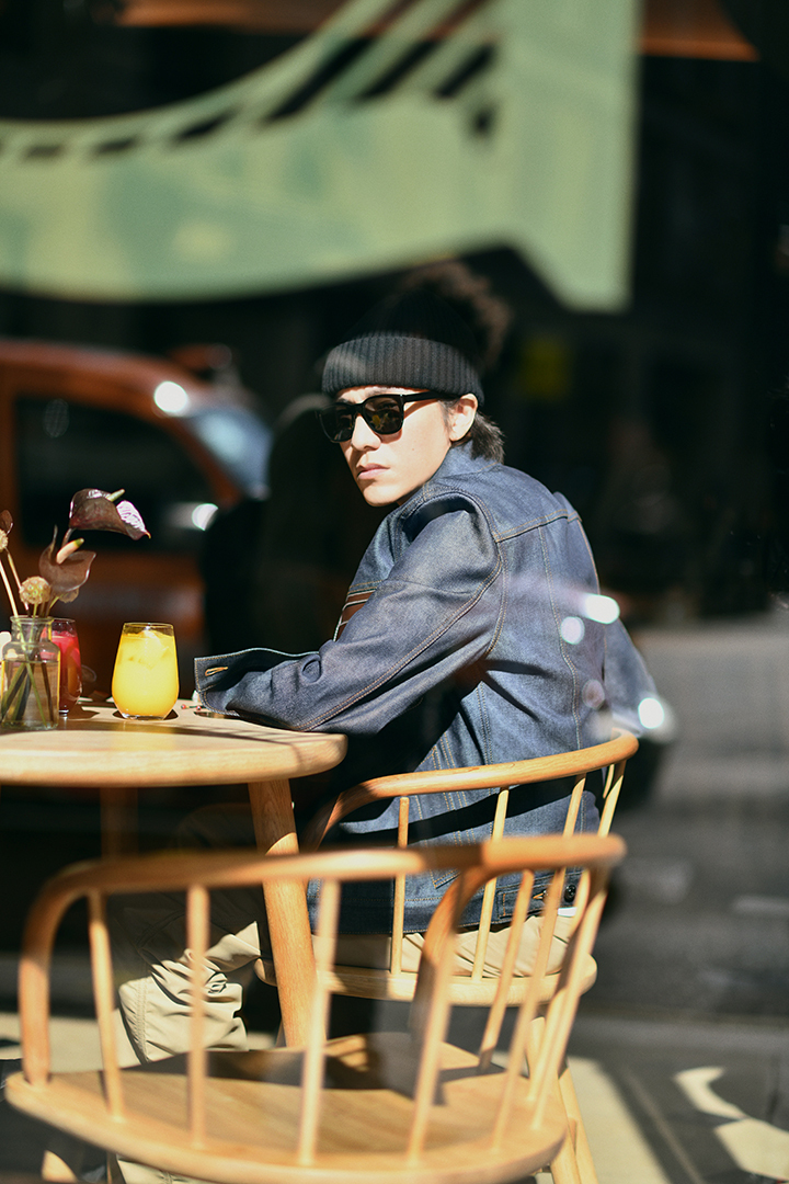 9月24日,陈坤发布了一组"漫步秋日伦敦"街拍.