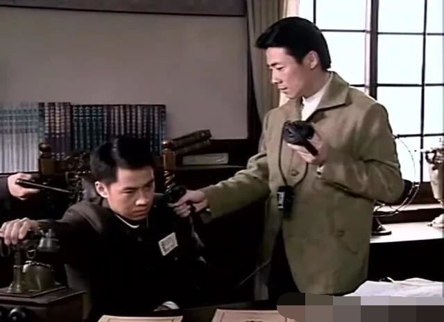 《潜伏》中李涯怎么会被廖三民一起坠楼摔死?_凤凰网军事_凤凰网