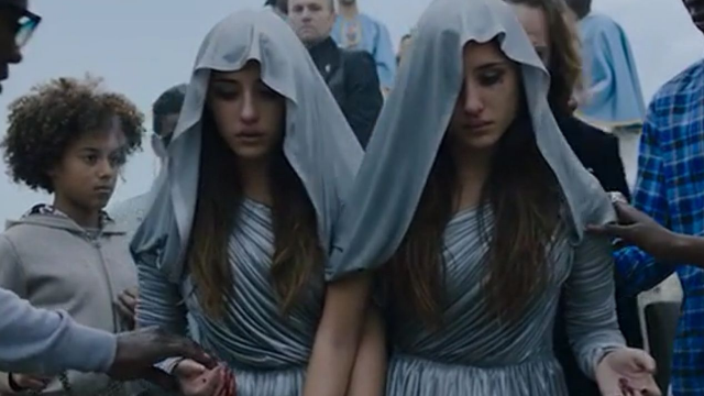 父母为了赚钱不许连体姐妹做分离手术要求她们上街供人参观