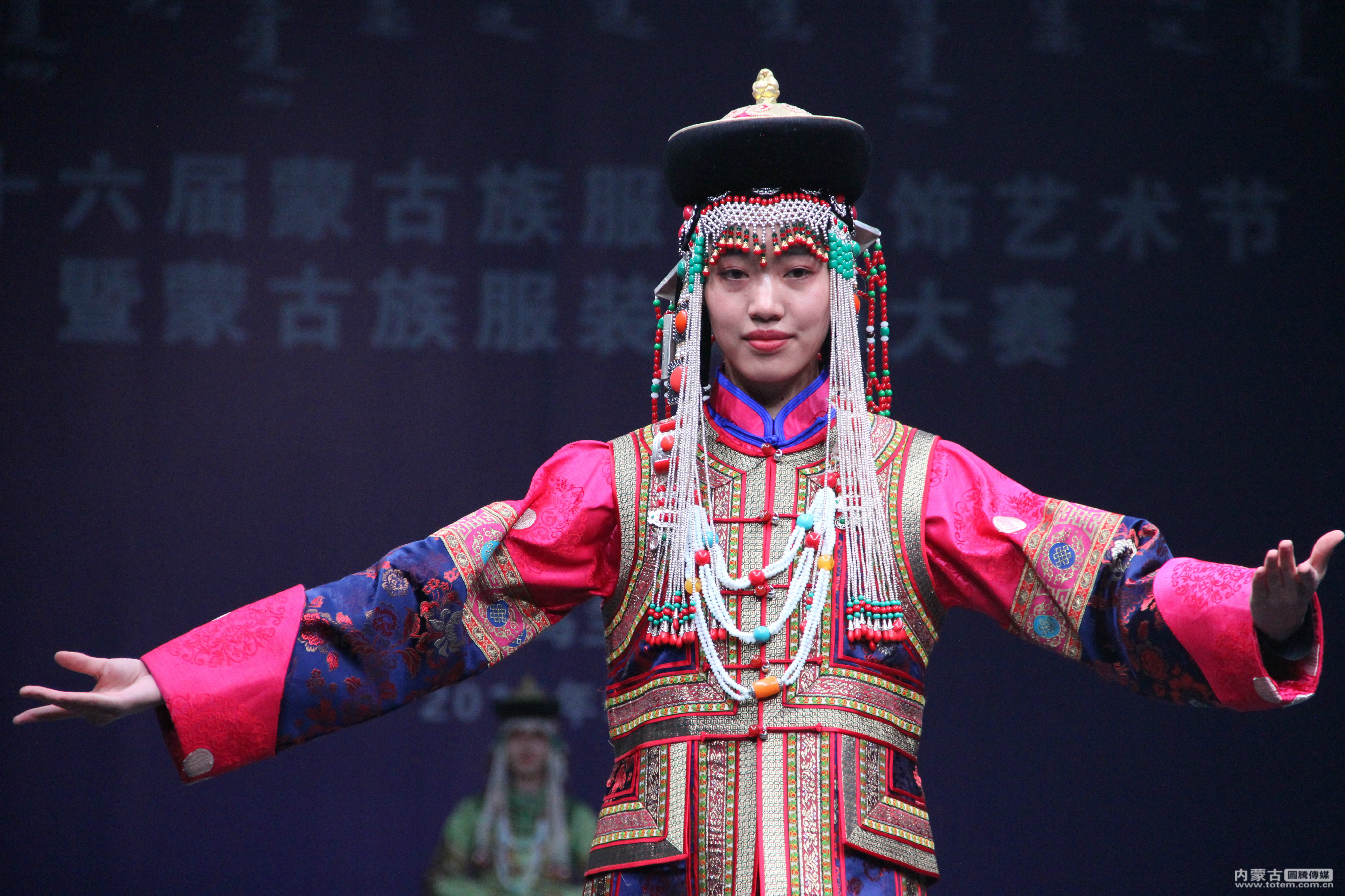 蒙古族服装服饰艺术节共览文化中的流光溢彩
