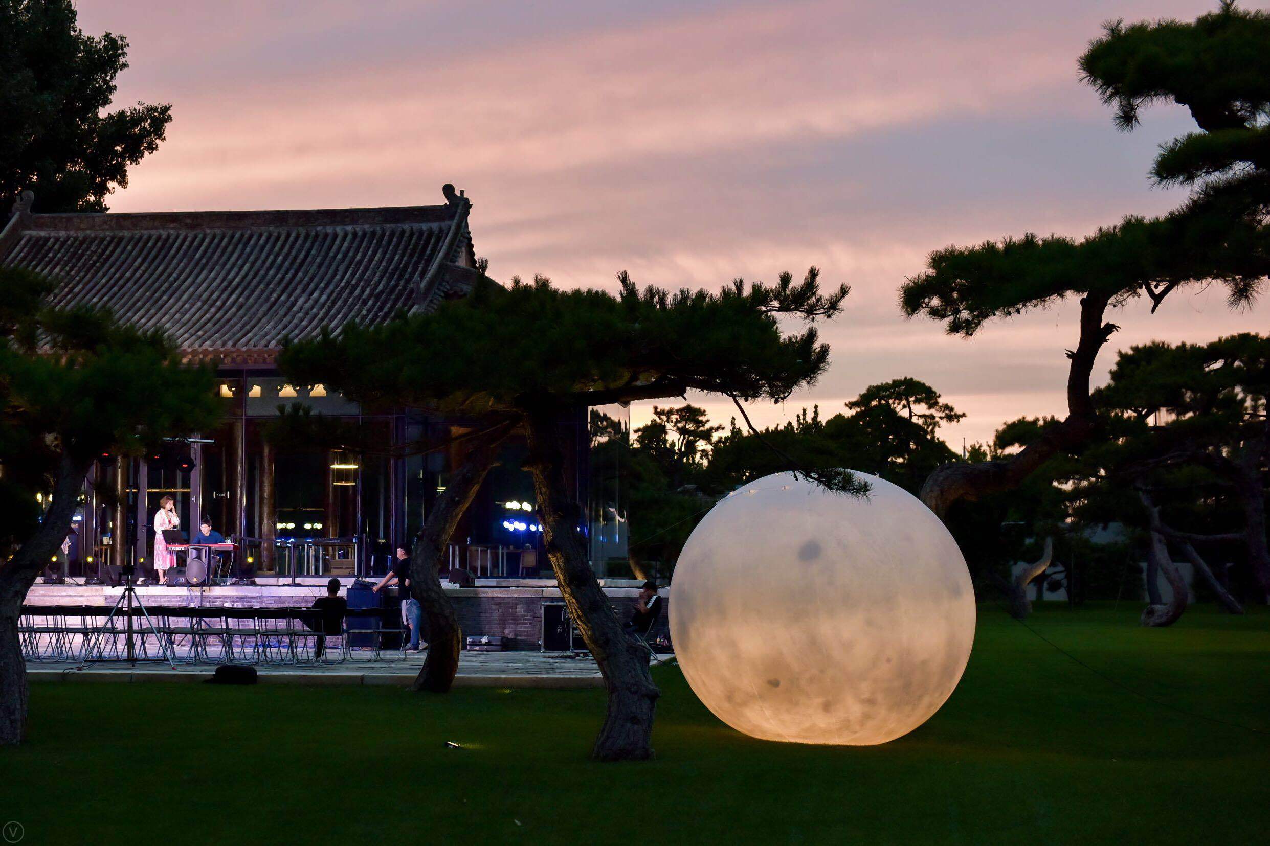 松美术馆最后一天开放夜游"大月亮"要回家了