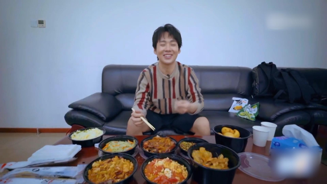 郭麒麟吃饭也有了富二代的亚子