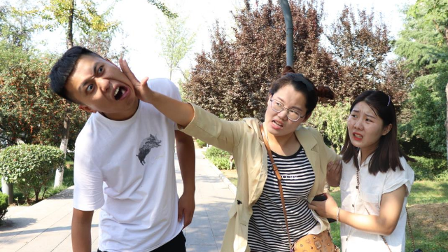 兄妹俩逛公园,女友误会上去就对其又打又骂,结局小伙傻眼