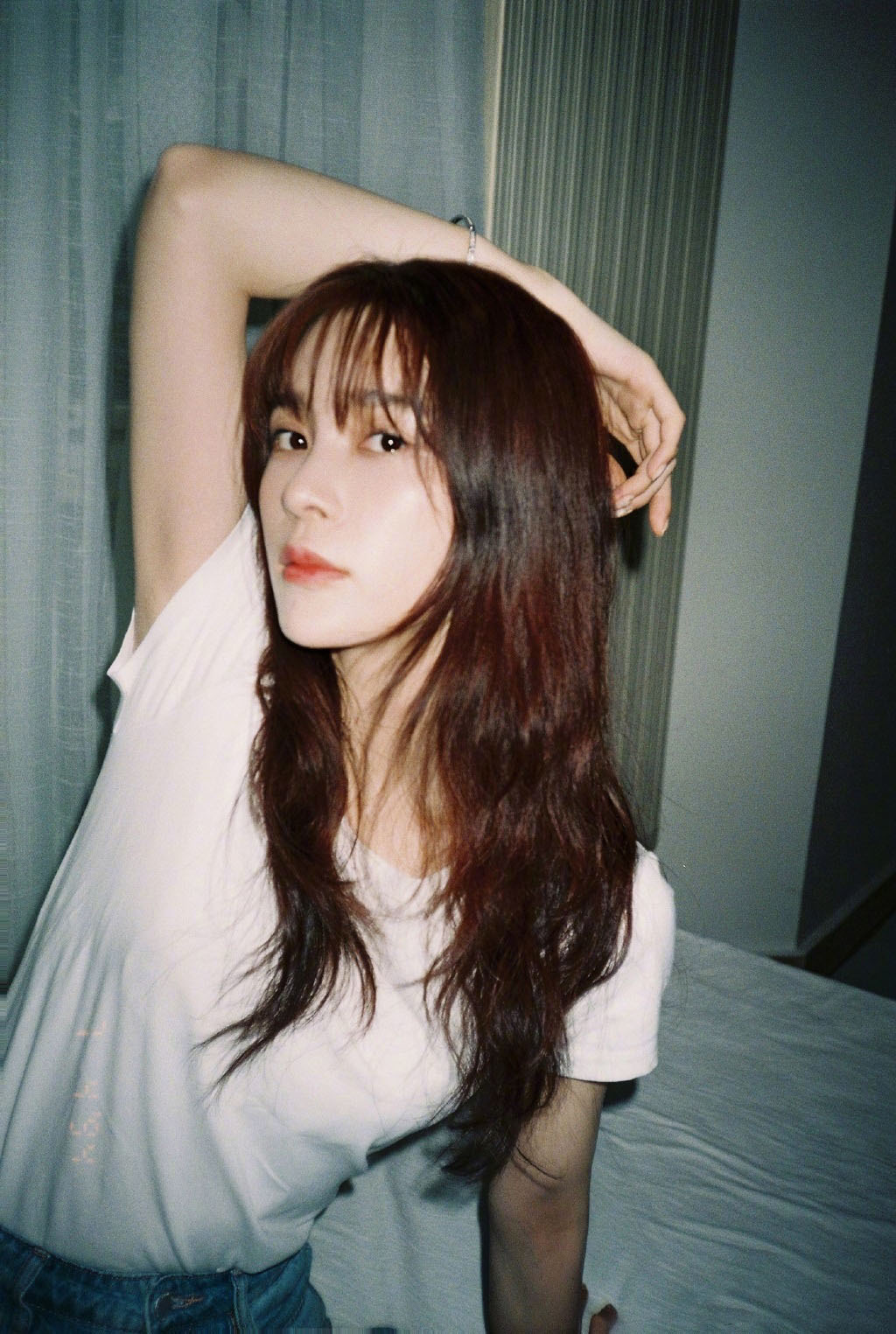 女艺人赵樱子简约复古胶片风写真