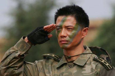 如何评价《士兵突击》中王宝强的演技?__凤凰网