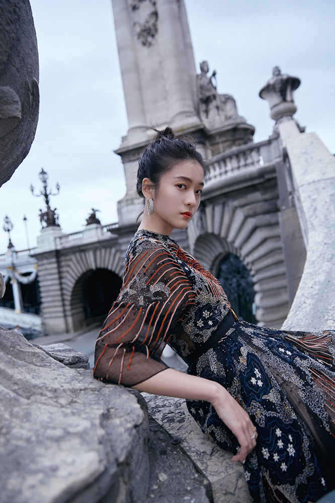 演员张雪迎巴黎时装周出席品牌晚宴,复古长裙丸子头造型优雅可爱