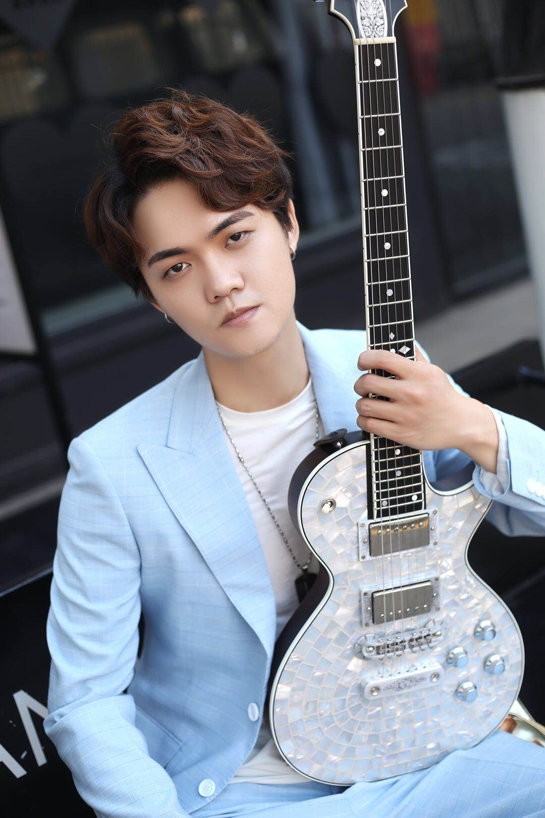 展展原名施展,吉他手,音乐人,13岁的展展疯狂迷恋