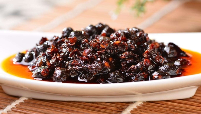 同煮,热乎乎一锅下肚;《伤寒论》栀子豉汤,"栀子十四个(擘),香豉四合