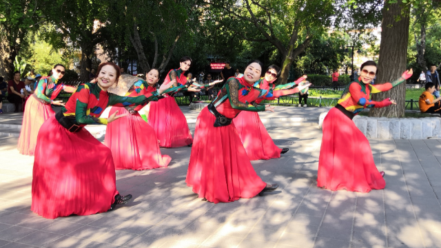 北京的金山上舞蹈服装图片