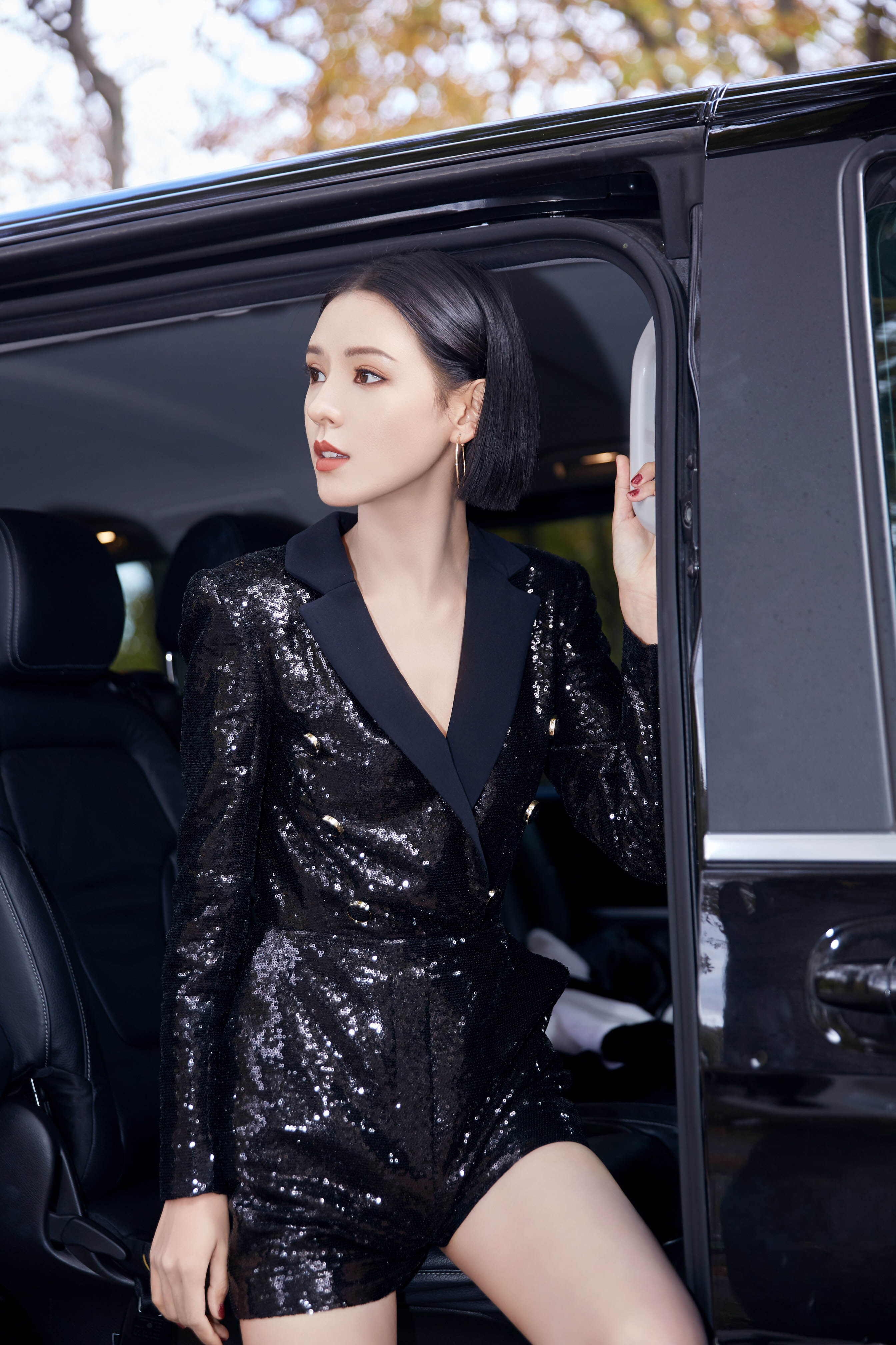 张予曦现身巴黎时装周秀场百变风格轻松驾驭