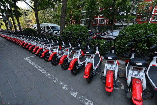 2019年9月2日,在人民日报社西门,数百辆红白相间的公务电动车整齐摆放