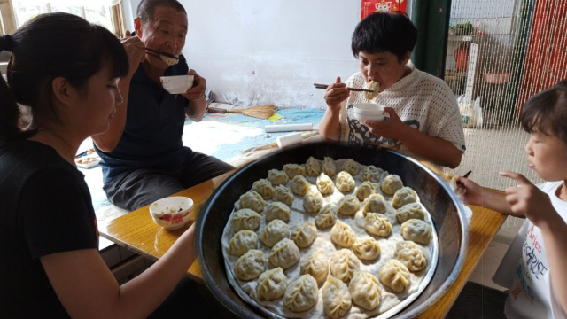 小徐做大蒸饺柴火大锅一蒸皮薄馅大汁多好吃过瘾