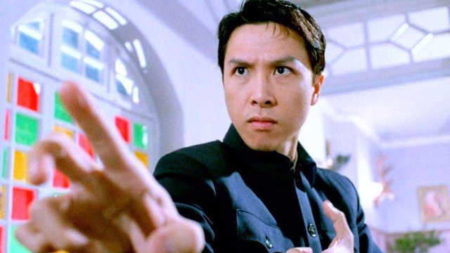 虽不是最厉害的陈真版本但在这个背景音乐下甄子丹无敌