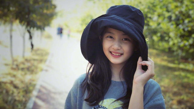 爸爸去哪儿孩子现状大不同森碟长腿瞩目多多金发红唇太抢眼