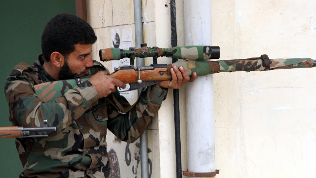 上千只二战老枪重返叙利亚战场900米一枪毙敌比西方狙击枪好