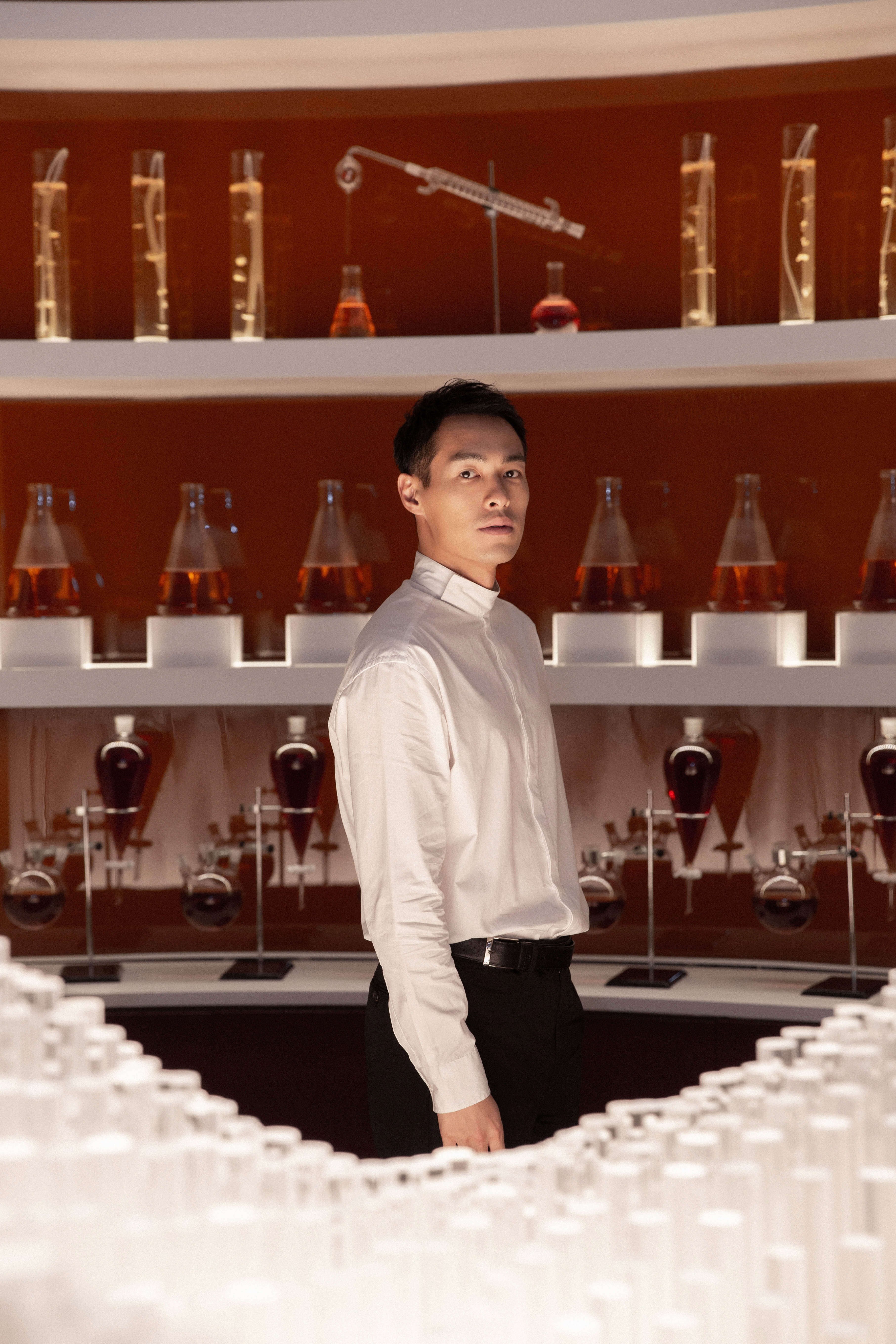 杨佑宁《他爱》化身自媒体人 "冰冷毒舌"上演最突破