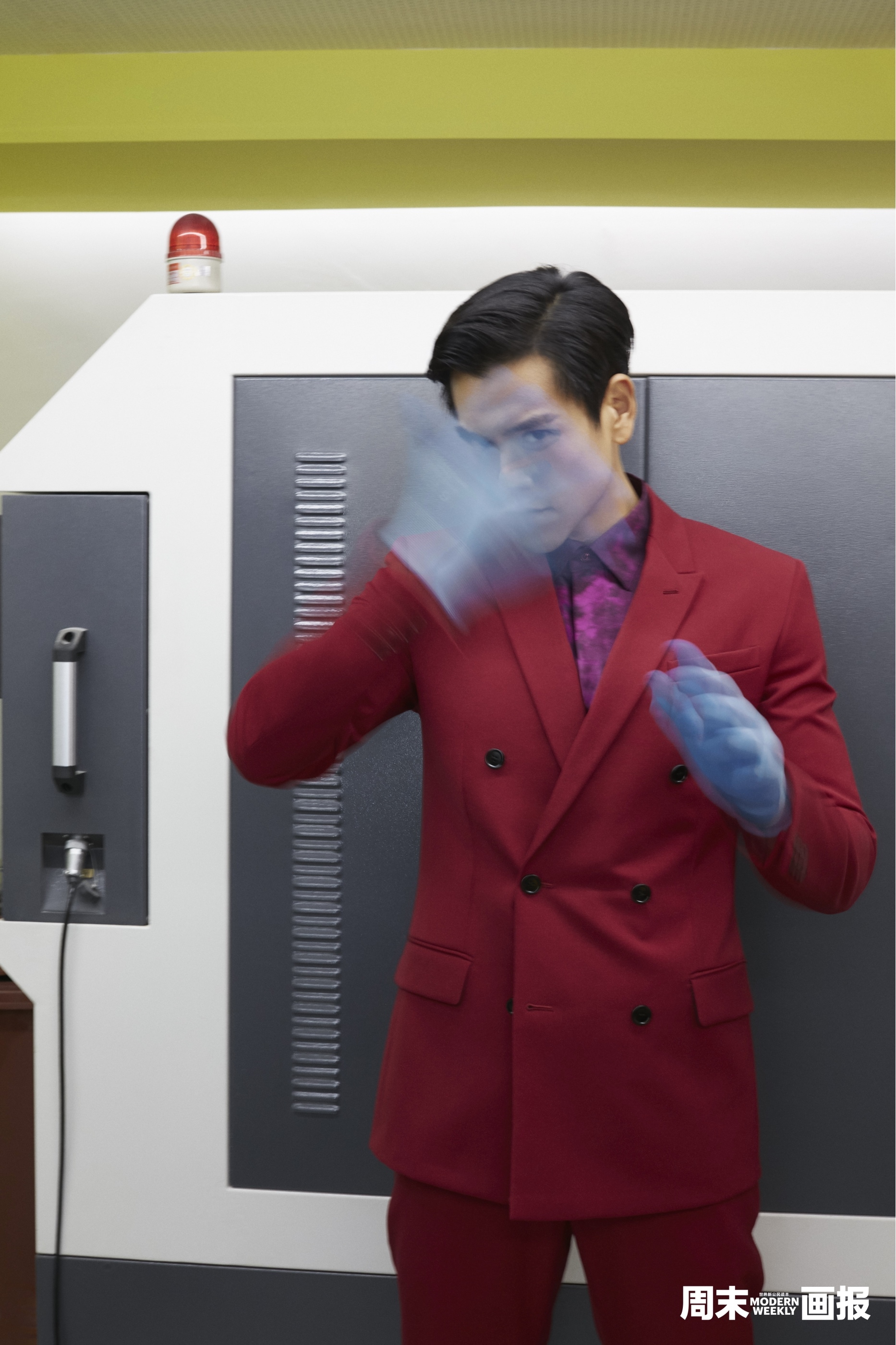 彭于晏"科学怪咖"主题大片 专注探索理性克己之美