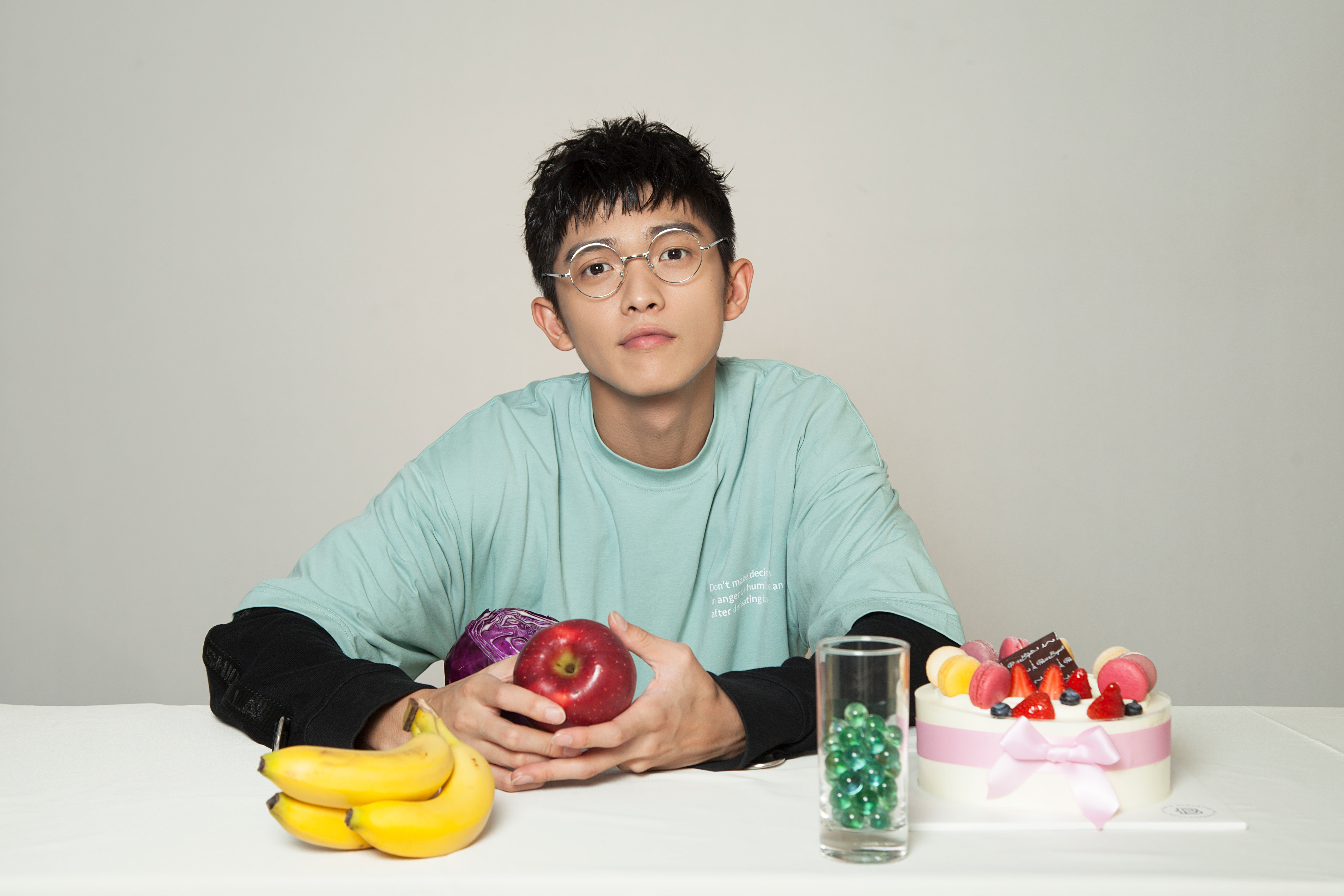 林辉瑝最新写真曝光 眼镜考究画面五彩缤纷