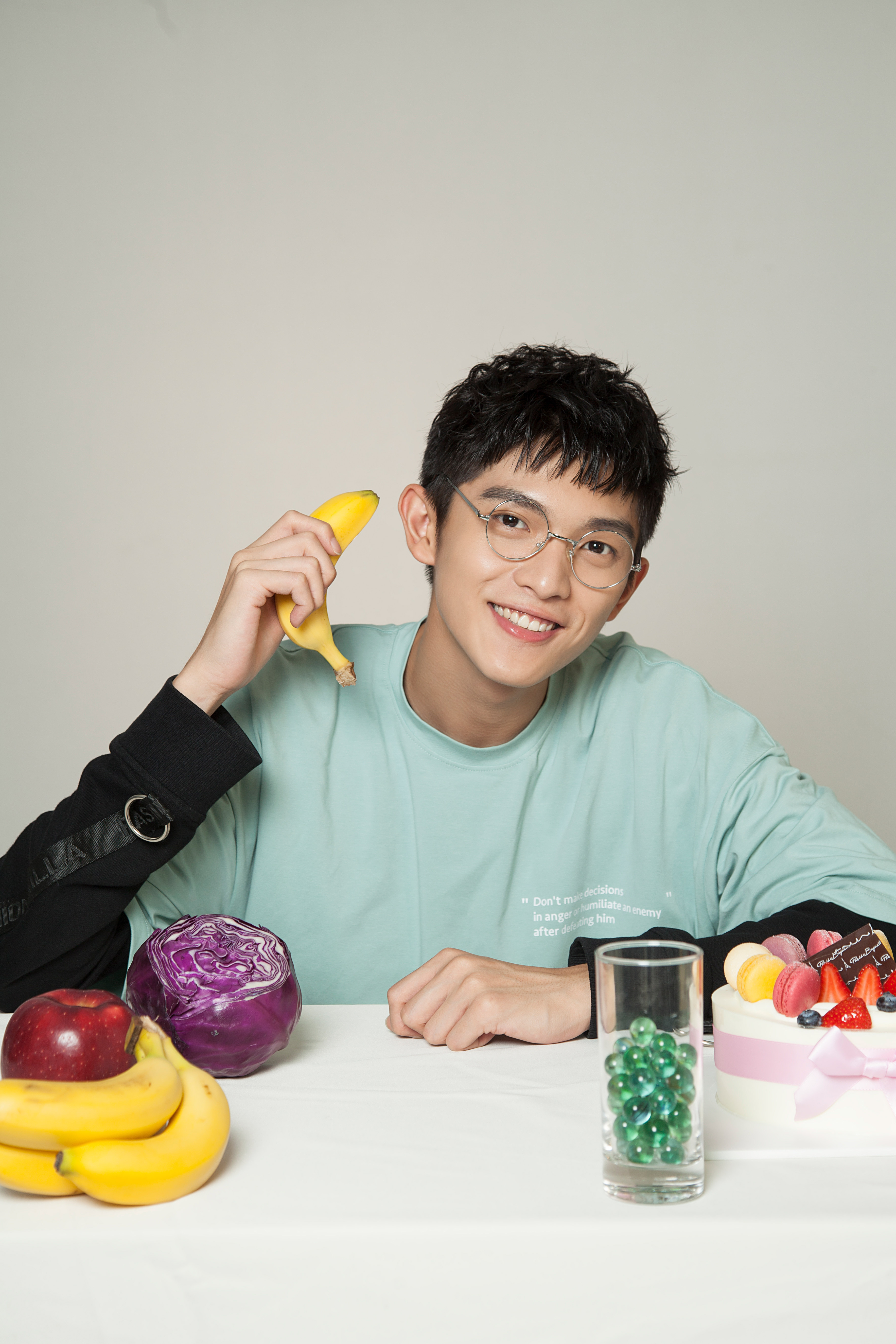 照片中,林辉瑝身着一件薄荷绿色t恤,内搭黑色长袖