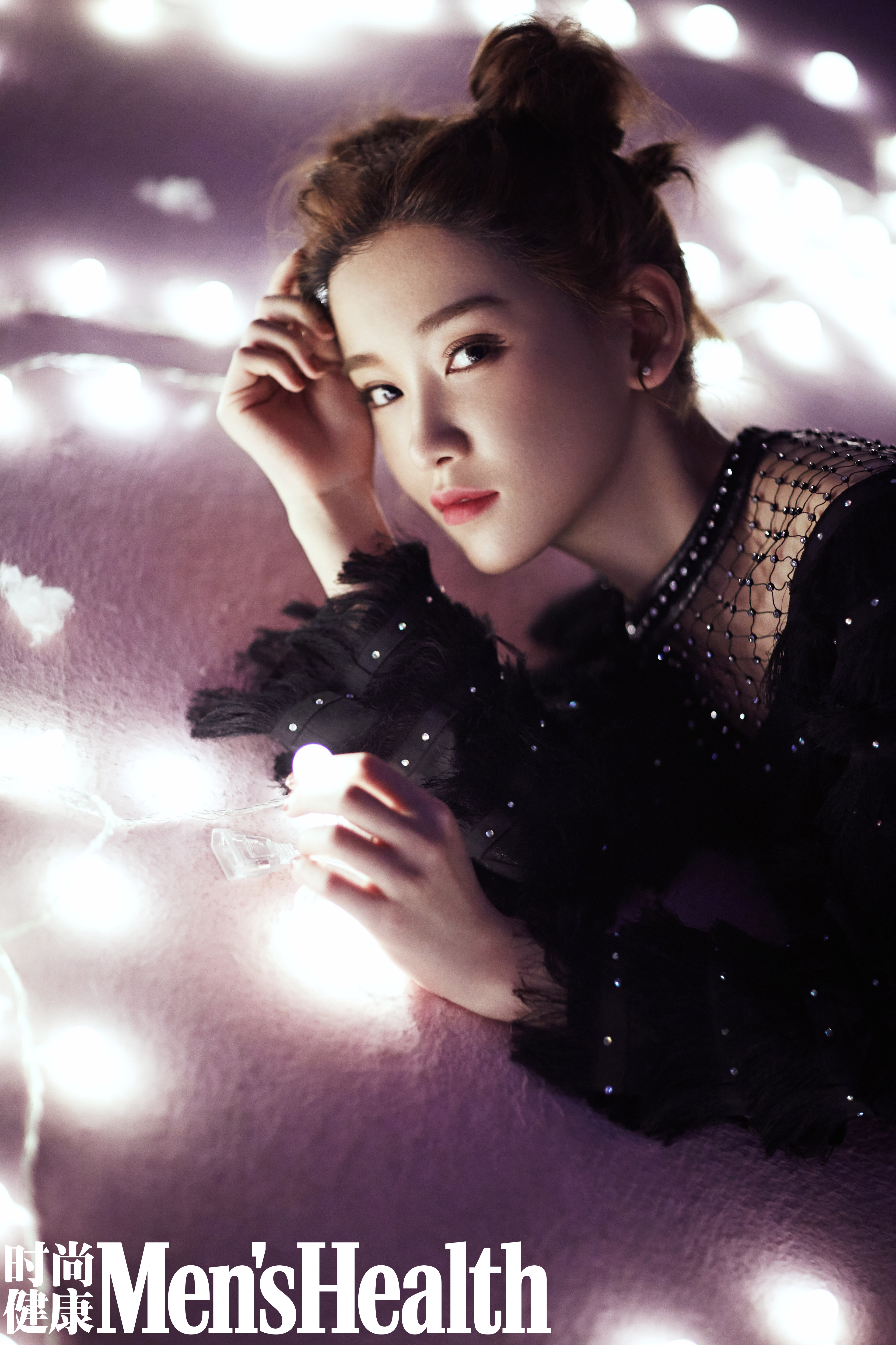 打开凤凰新闻,查看更多高清图片近日,演员李沐宸曝光了一组杂志大片