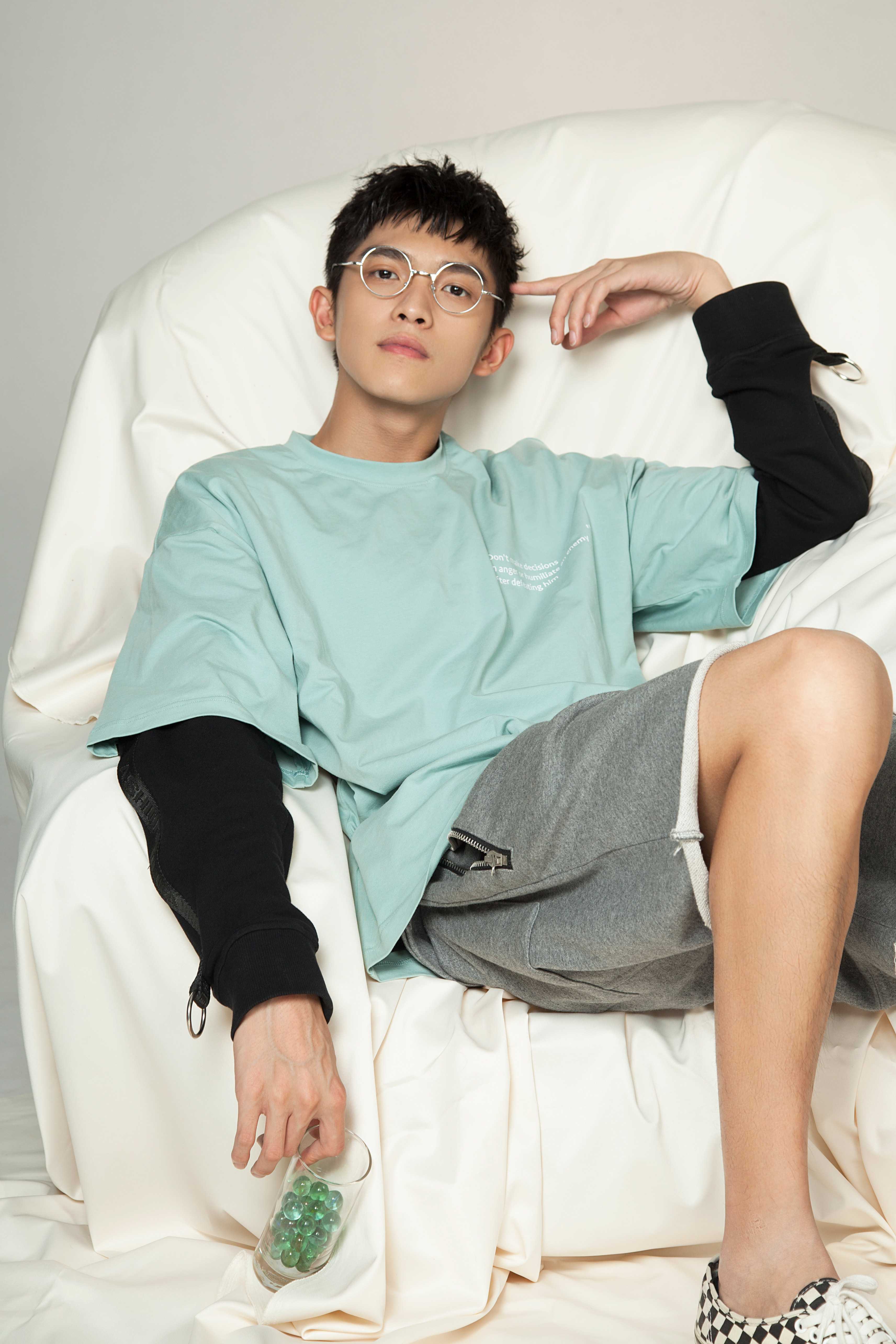 台湾新晋演员林辉瑝曝光了一组最新写真,一改往日