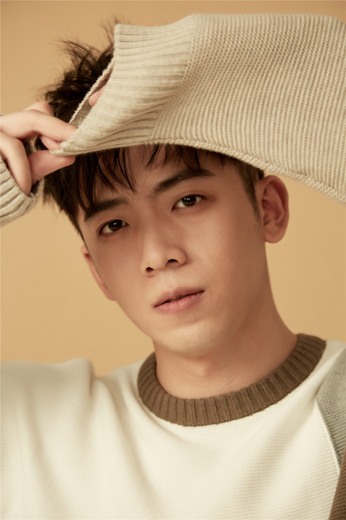 韩明霖秋季写真阳光随性 笑容治愈人心