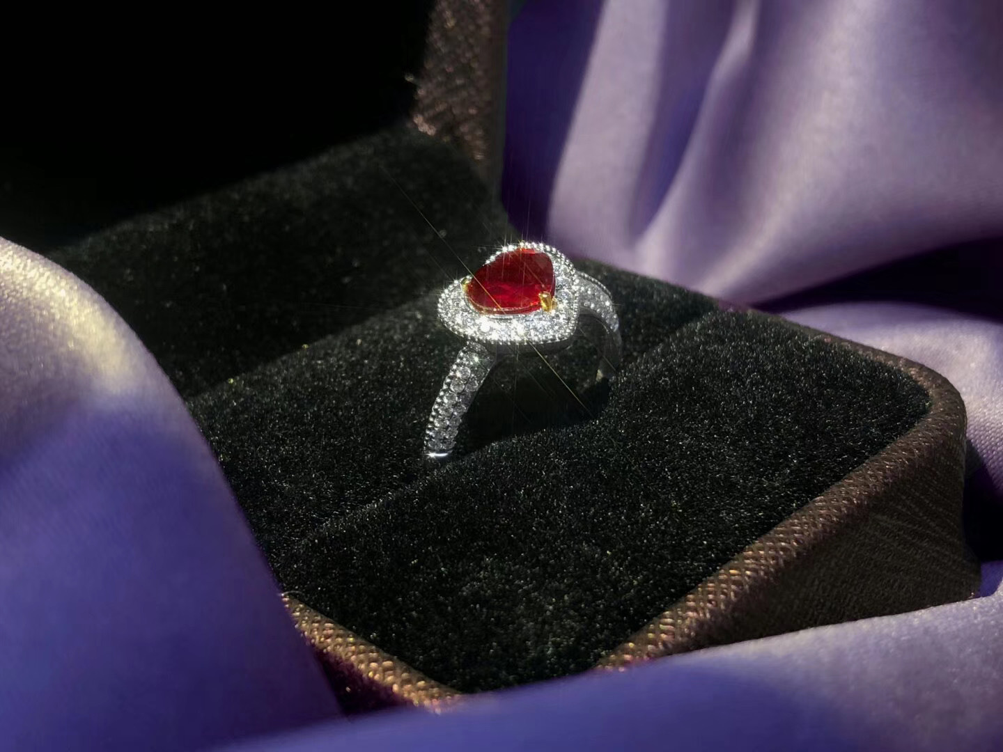 无烧天然鸽血红红宝石戒指 心形切割 玻璃体