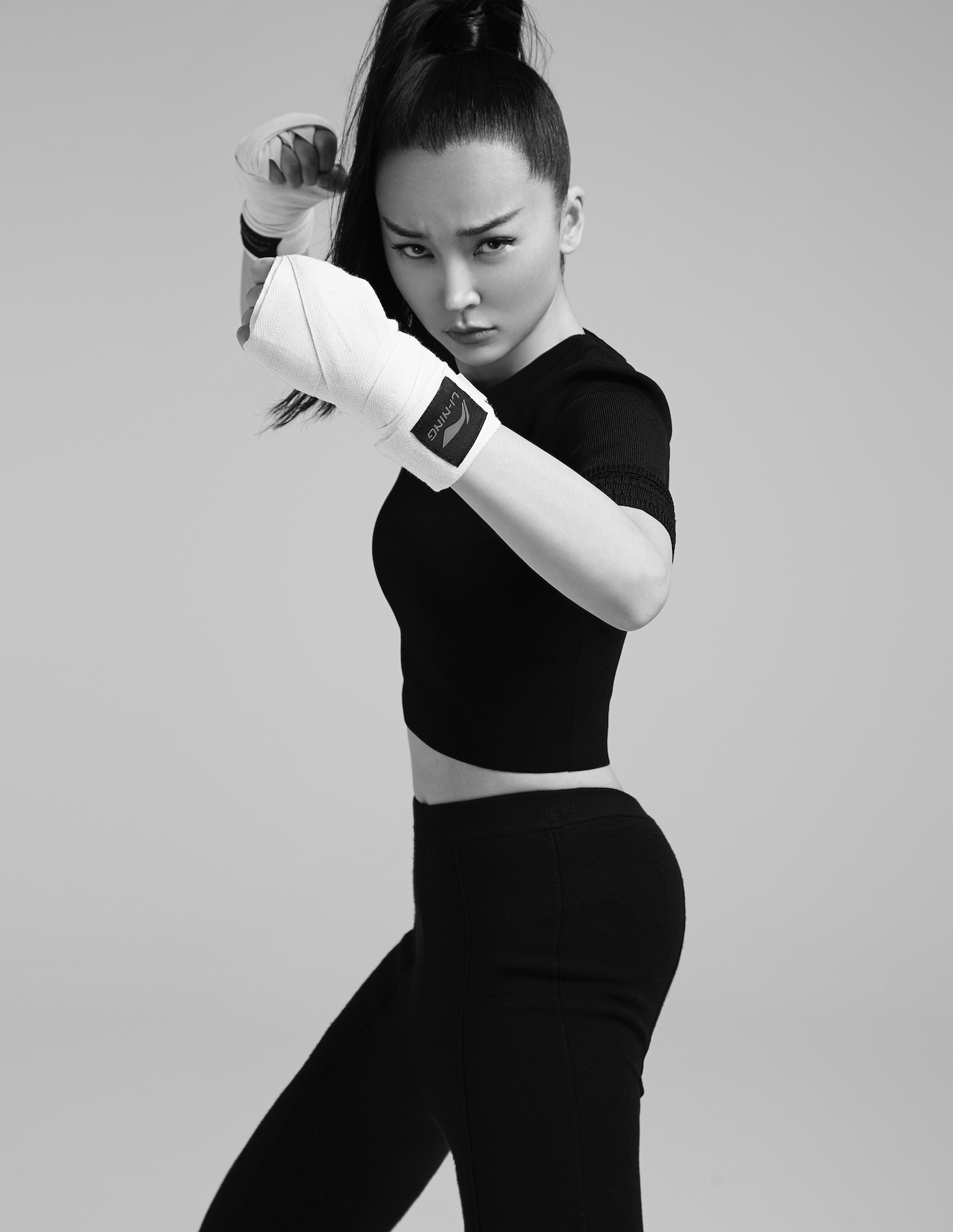 姚星彤功夫写真唤醒女性力量 凌厉美艳飒劲十足__凤凰网