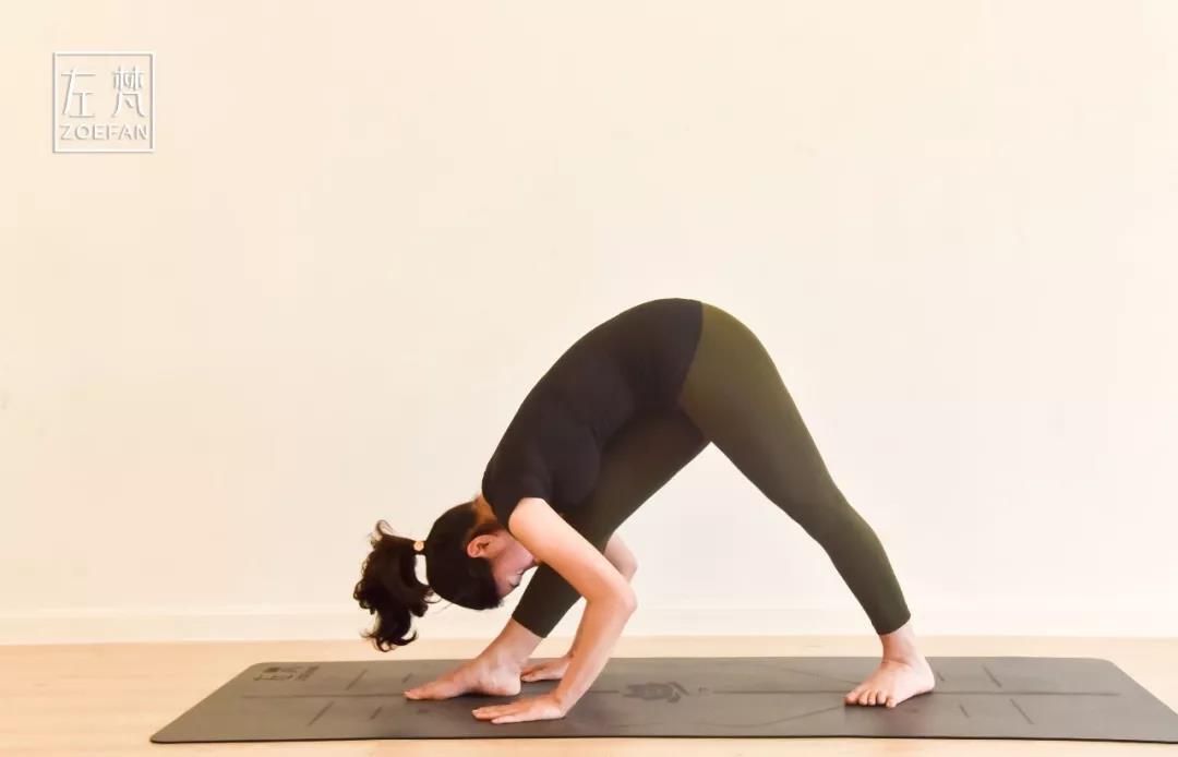 加强侧伸展式/parsvottanasana