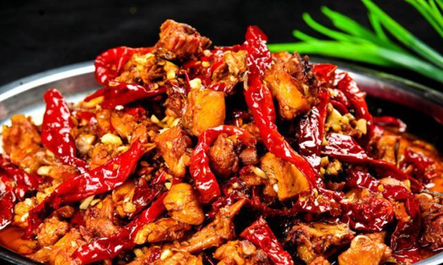 香辣可口的麻辣干烧鸡,味道非常的香辣,制作起来也是很简单__凤凰网