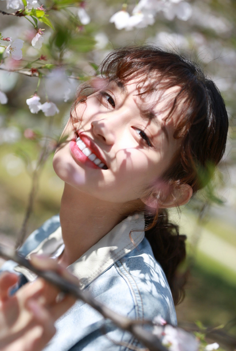 女艺人盖玥希休闲随性户外写真