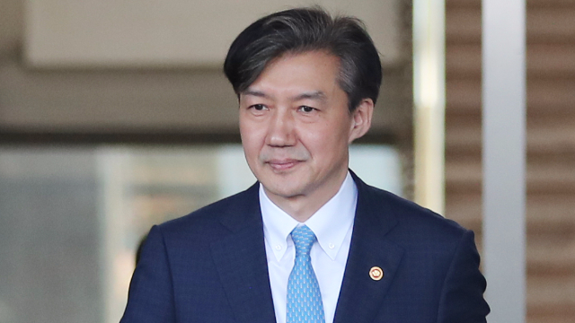 身陷多起丑闻文在寅亲信韩国法务部长官曹国宣布辞职