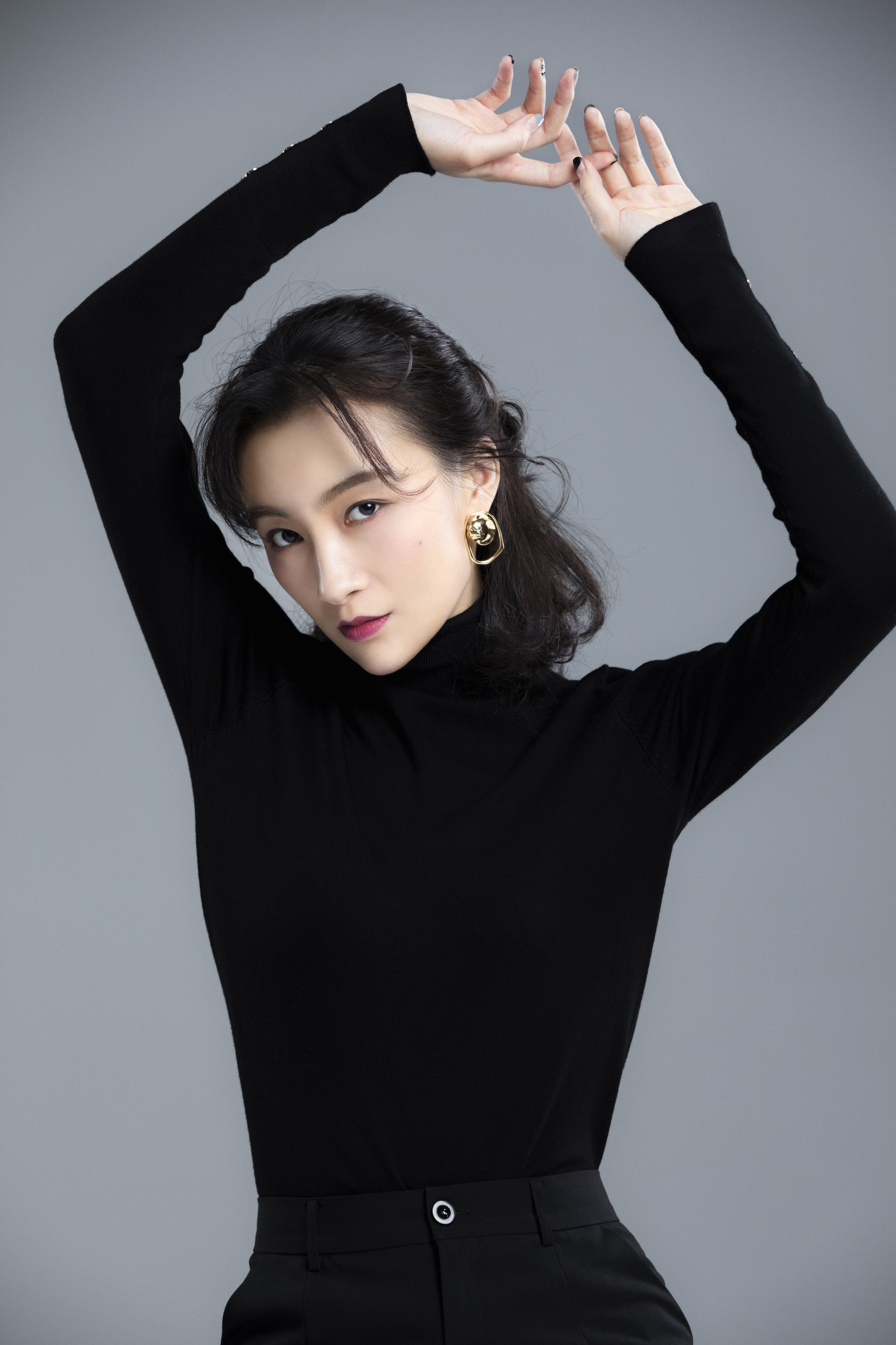 曲翊宏暗黑系写真曝光 状态投入演绎冰火两重天__凤凰网