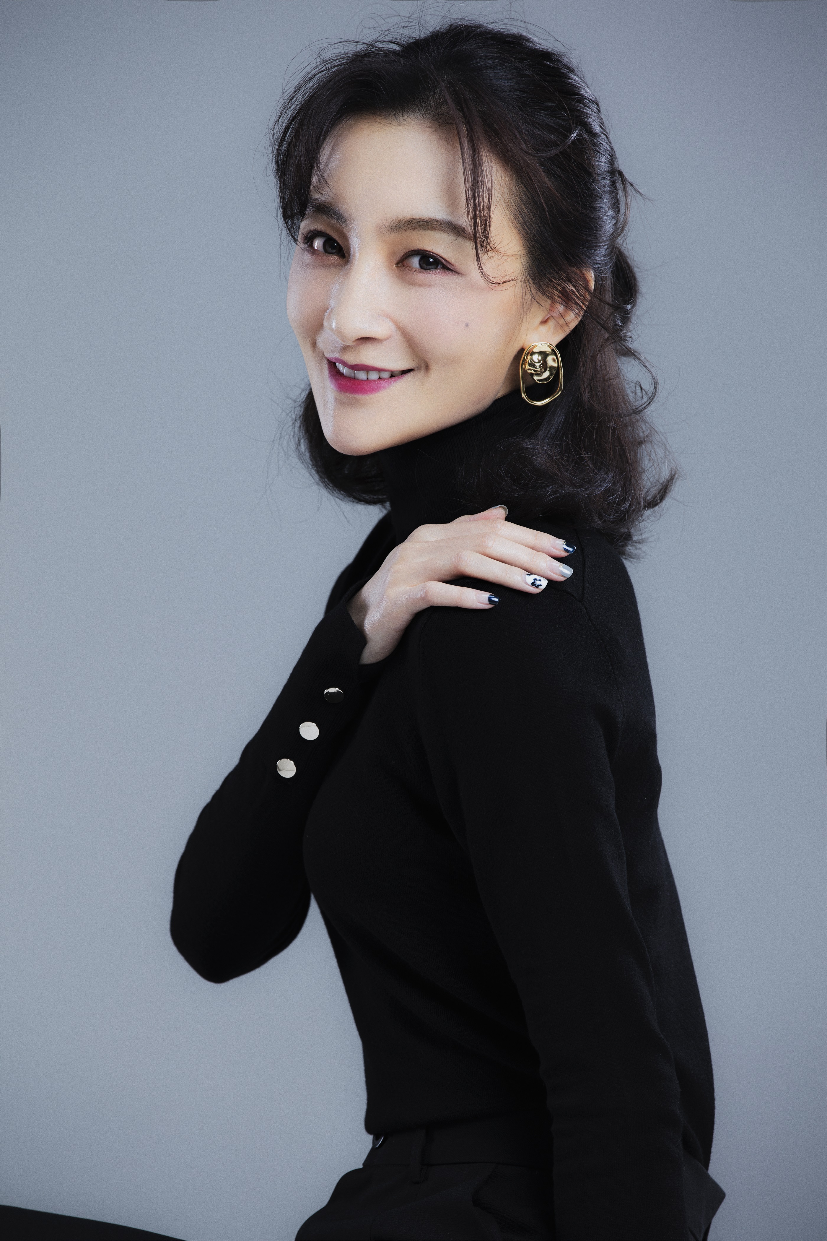 曲翊宏暗黑系写真曝光 状态投入演绎冰火两重天__凤凰网