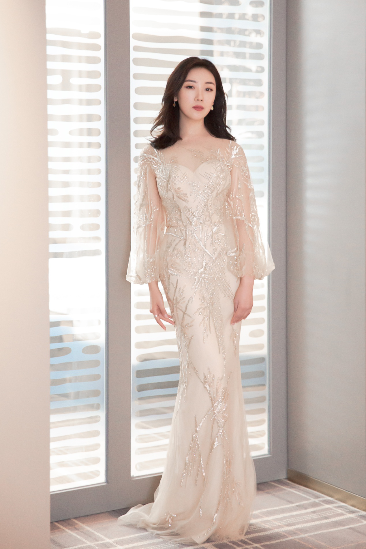 菅纫姿亮相上海时装周高定大秀 透视裙高雅性感显身材__凤凰网