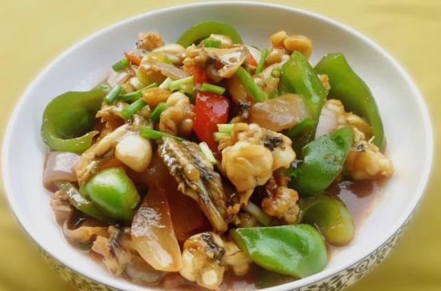 青椒洋葱炒田鸡,肉质鲜美,甜辣爽口,非常好吃__凤凰网