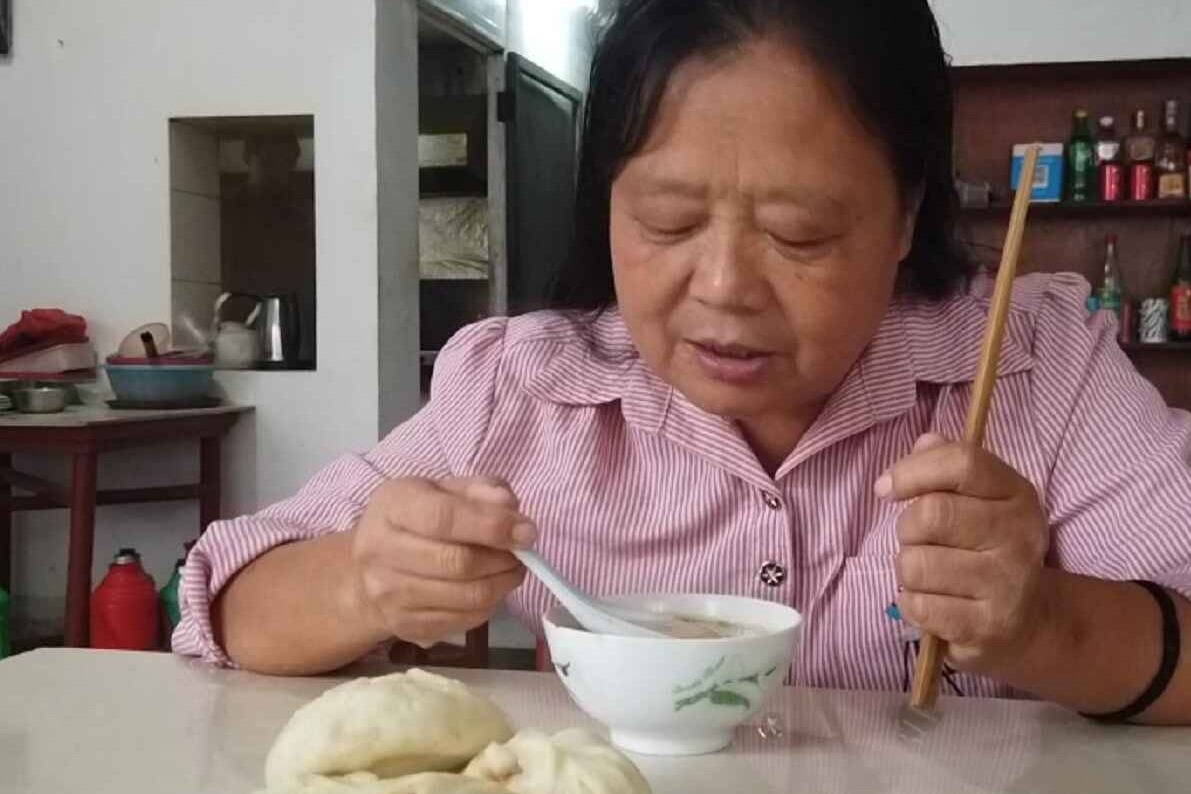 婆婆农村赶集买鞋子看中1双高跟鞋开价150看花多少钱买的