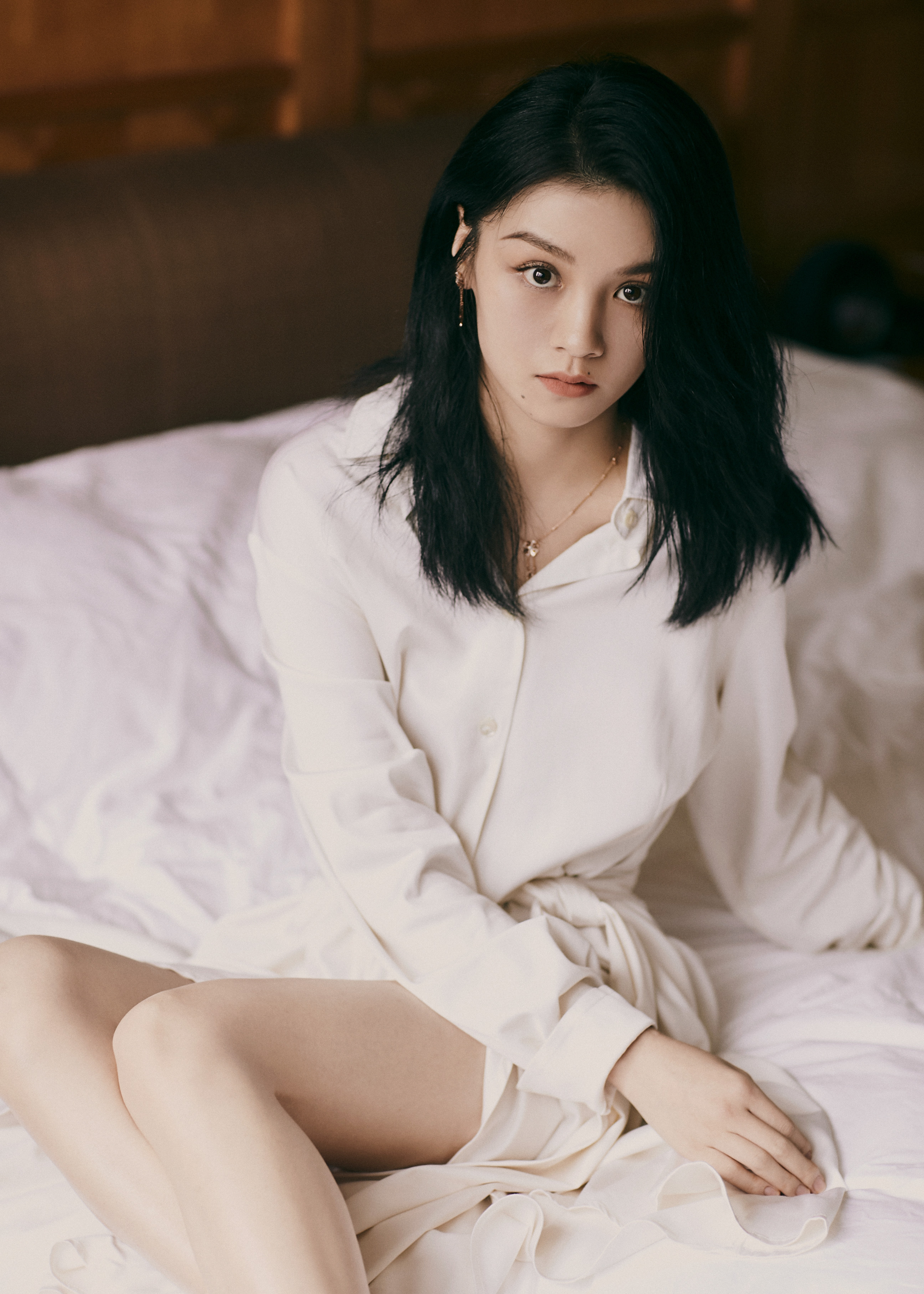 演员春夏受邀出席活动 衬衫裙亮相尽显简约大方