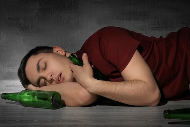 醉酒后4个自杀行为别轻易做很多饮酒人都不在意