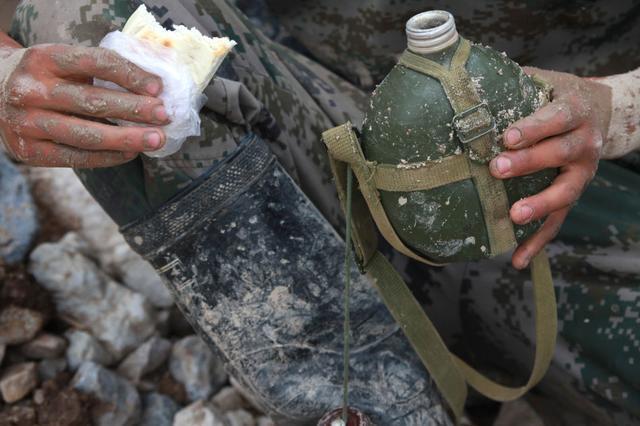 一包压缩饼干 为何能解决士兵数天的能量需求?军迷做了个实验