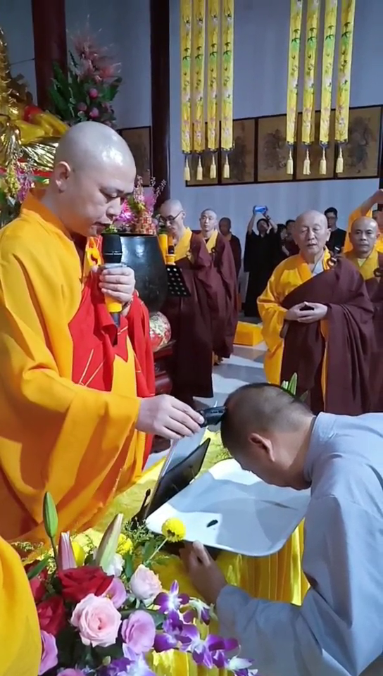 来看看真实的剃度现场吧