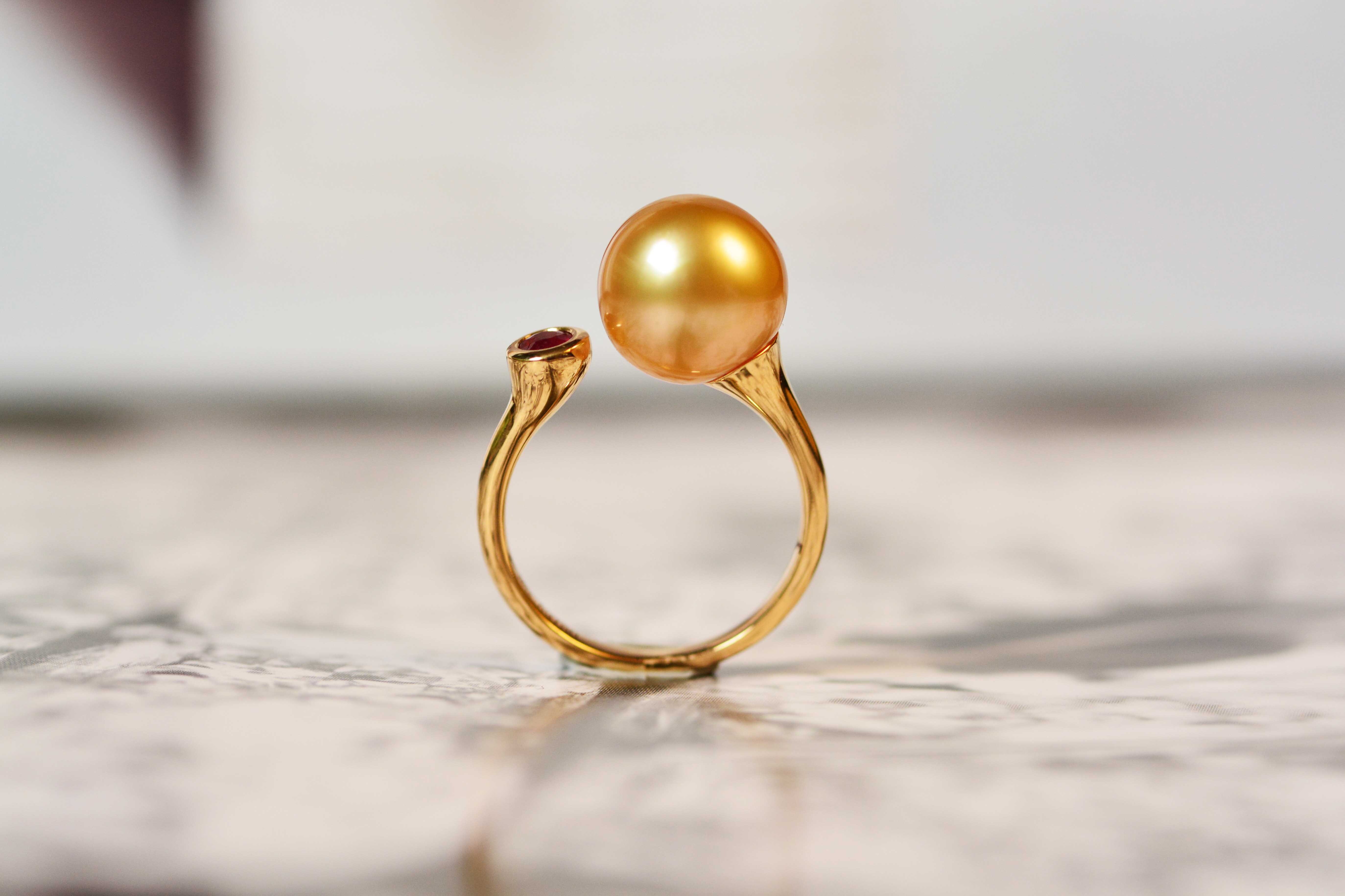 打开凤凰新                     为了烘托整个戒指的 暖色调, 金珠