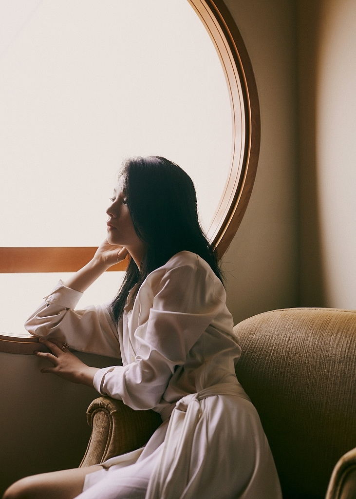 女艺人春夏成熟知性优雅时尚写真__凤凰网