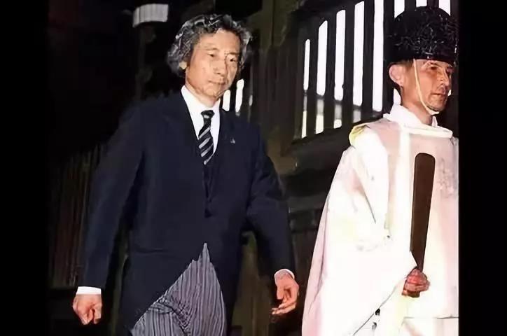 此前日本前首相小泉純一郎參拜靖國神社(資料圖) 多年來,日本首相及其