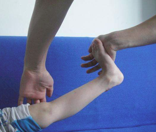 中医调节周身经络和气血的通畅,疏通联结神经和肌肉通道,改善肌无力