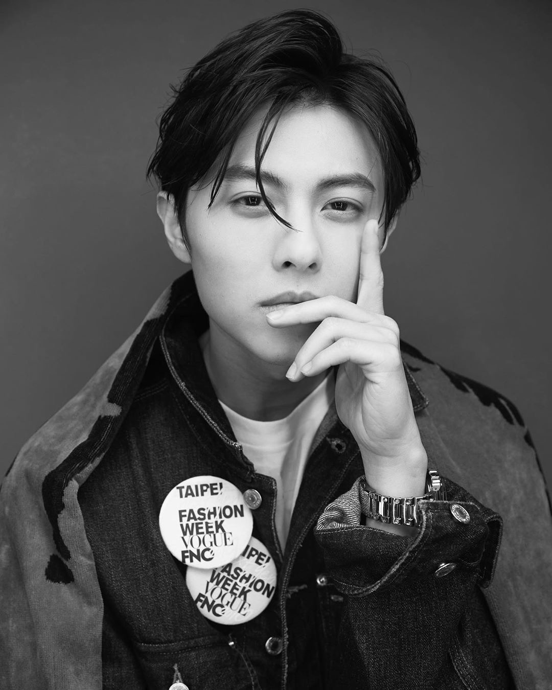 王子邱胜翊拍率性写真 演绎牛仔时尚帅气无限_凤凰网娱乐_凤凰网