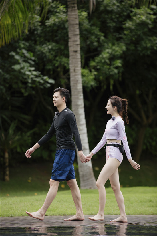 女儿徐璐下水学游泳素颜出镜获赞肤白貌美