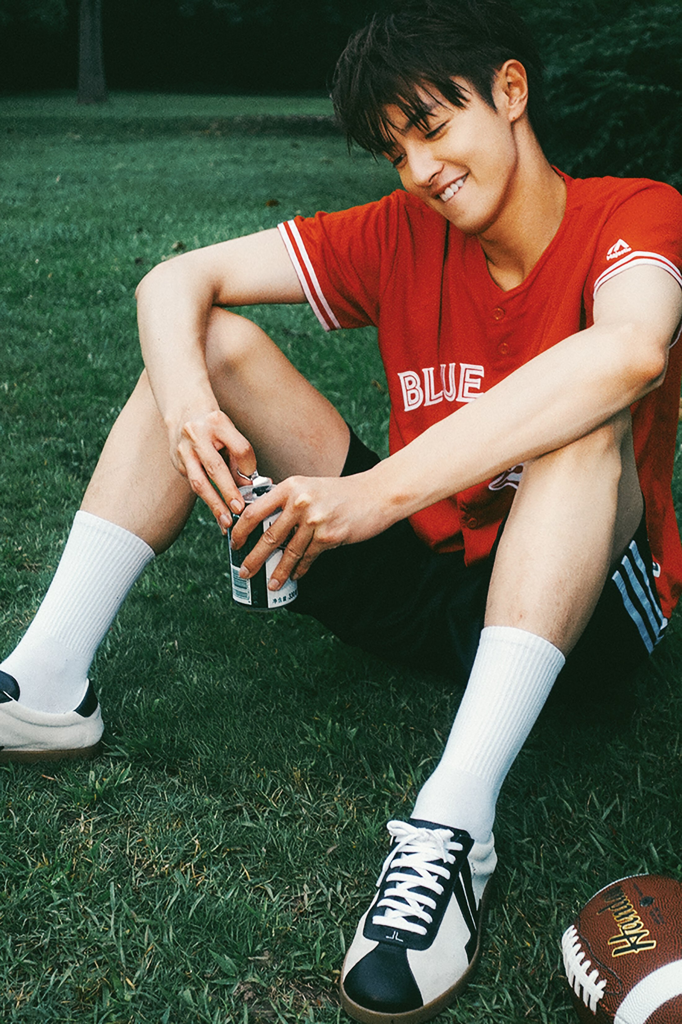 官鸿运动写真曝光青春洋溢展现少年魅力